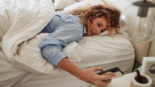 Frau schaut auf ihr Handy