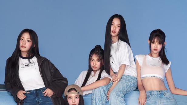 Mitglieder der K-Pop-Band New Jeans sind im Denim Look zu sehen