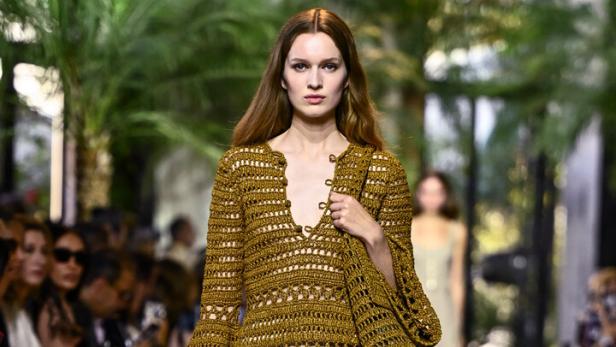 Elie Saab: Runway - Paris Fashion Week - Womenswear Spring-Summer 2025