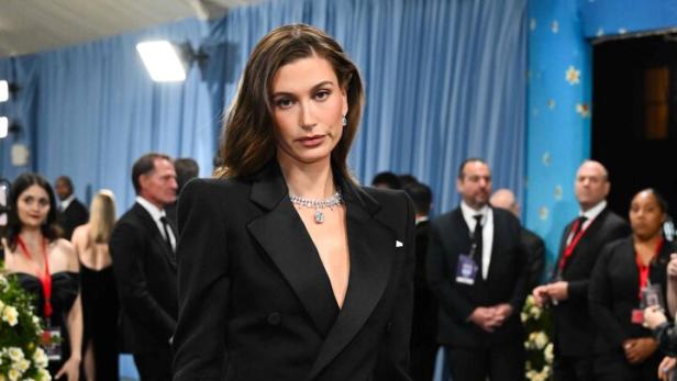 Hailey Bieber posiert auf der Met-Gala