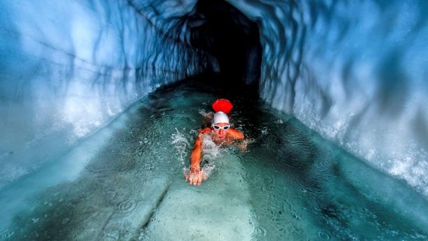 Eisschwimmer im Natur Eis Palast Hintertux