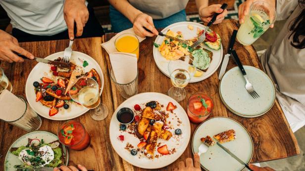 Brunchen am Land: Die Top 5 Lokale. Personen essen Frühstück am Tisch