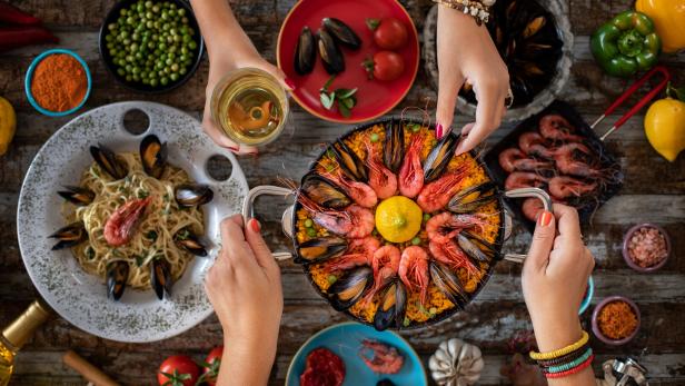 Seafood pasta and paella with mussels. Spaghetti Alle Vongole .