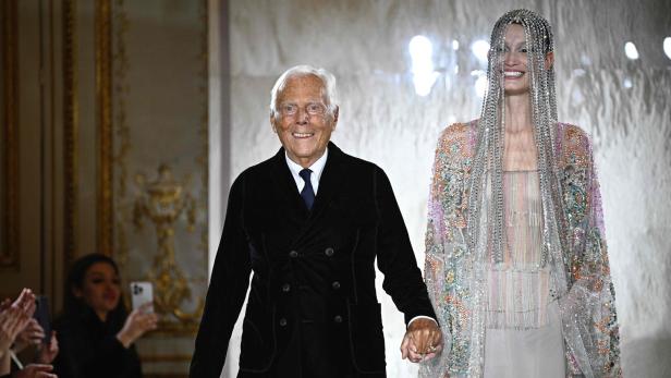 Designer Giorgio Armani bei der Paris Fashion-Week im Jänner 2025 mit dem lettischen Model Agnes Zogla auf dem Laufsteg