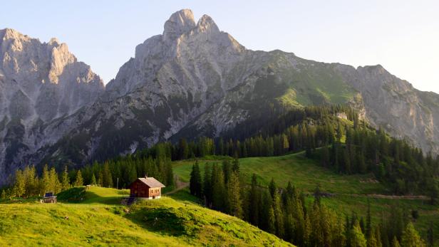 Reichenstein Gipfel Almwiese und Almhütte davor