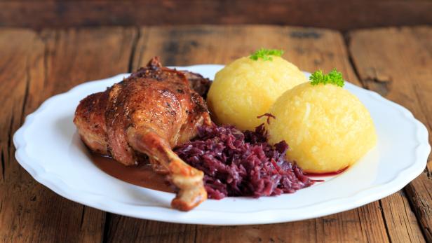 Zum traditionellen Martinigansl gehören Rotkraut und Kartoffelknödel