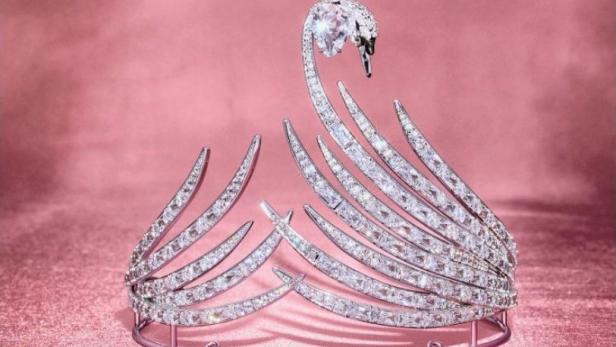 Die Swarovski-Tiara für den Opernball 2026 mit über 350 Kristallen und in Schwanenform