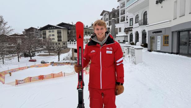 Skilehrer Hansi im roten Skianzug