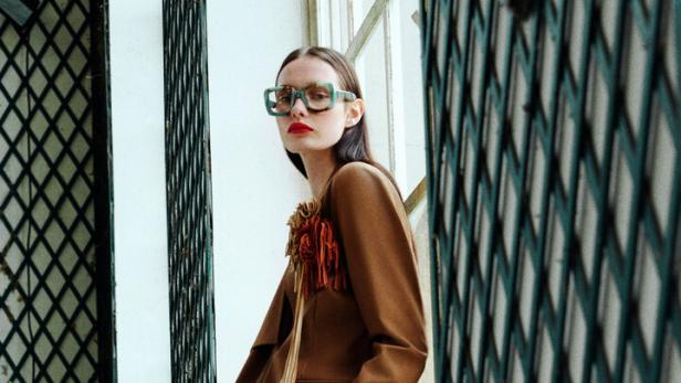 46-221707413Bei Ulla Johnson treffen warme Brauntöne auf kühles Türkis und leuchtende Akzente – ein klares Farbspiel, das modern, souverän und feminin wirkt