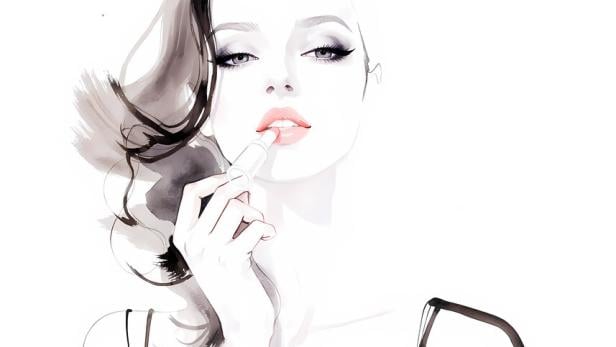 Eine Frau mit dunklem Haar trägt Lippenstift auf.