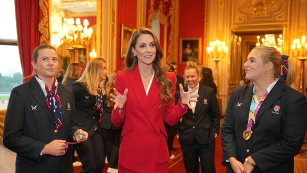 Catherine, Princess of Wales im roten Zweiteiler.