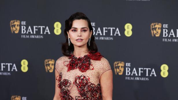 Jenna Coleman erschien im transparenten Kleid von Giorgio Armani Privé