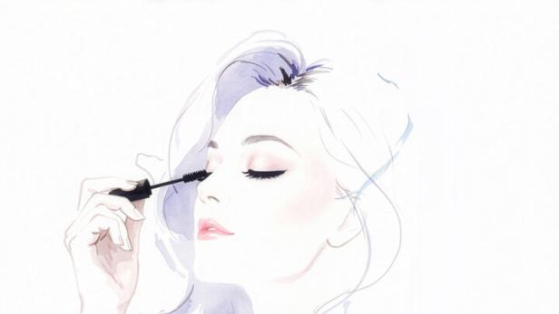 Eine elegant gezeichnete Frau trägt eine auffällige Halskette und tuscht sich die Wimpern.