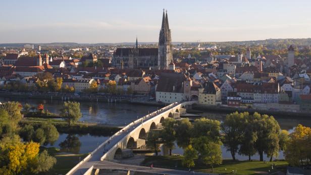 Die Steinerne Brücke in Regensburg führt über die Donau zur Altstadt mit dem Dom.