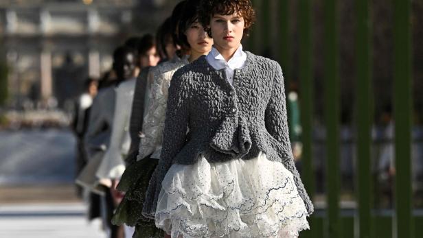 FASHION-FRANCE-WOMEN-DIOR