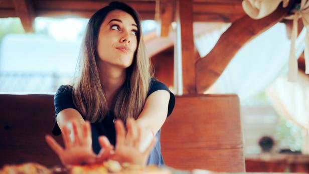 Fasten kann bei Essens-Einladungen herausfordernd sein.