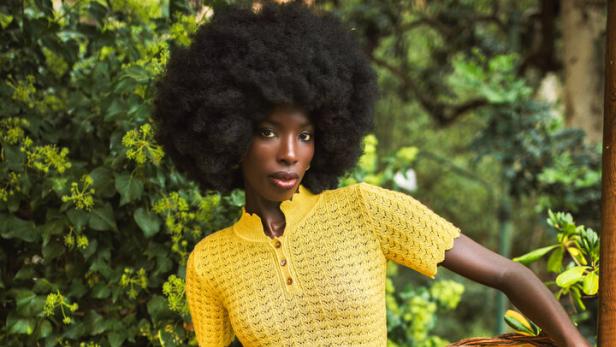 Model in gelbem Outfit von Lena Hoschek