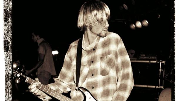 Nirvana-Frontman Kurt Cobain bei einem Auftritt in Seattle - mit Karohemd und Gitarre in der Hand