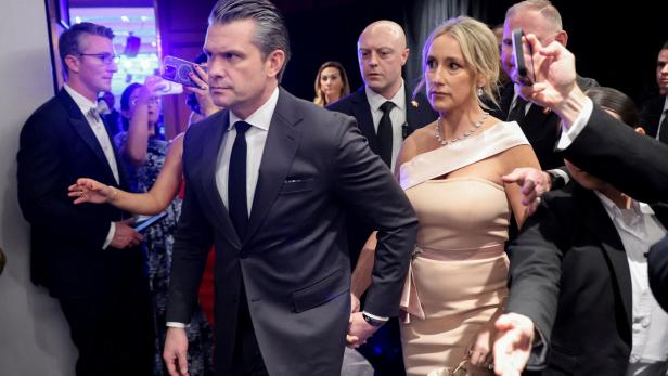 Pete Hegseth und Jennifer Rauchet verlassen das Correspondents Dinner