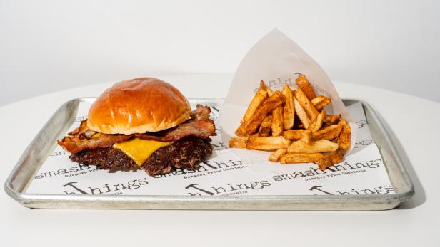 Der beste Burger der Welt: ein Triple-Bacon-Cheese-Smash-Burger, besteht aus Wagyu-Fleisch, Speck, Zwiebeln, Cheddar und Thousand-Island-Soße. 