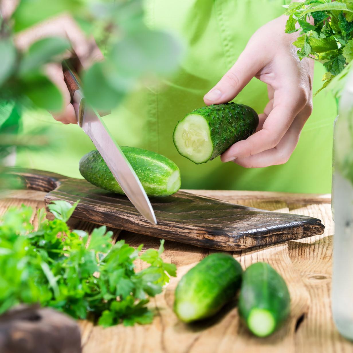 Frisch und würzig: So geht pikanter asiatischer Gurkensalat