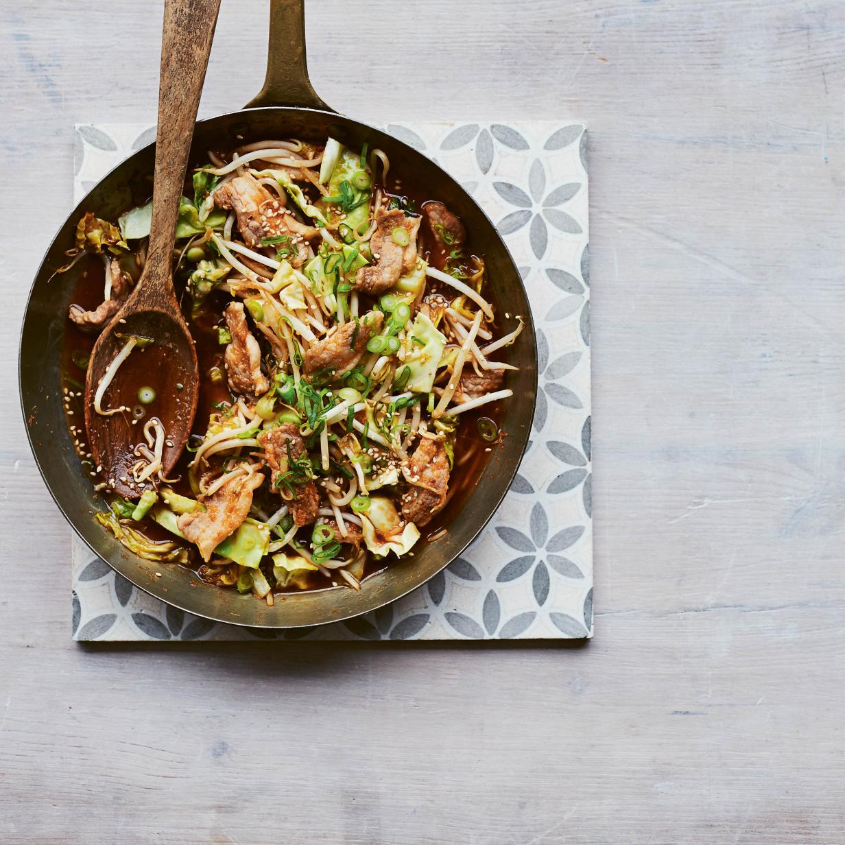 Buta Shogayaki: Pfannengerührtes Schweinefleisch mit Ingwersauce