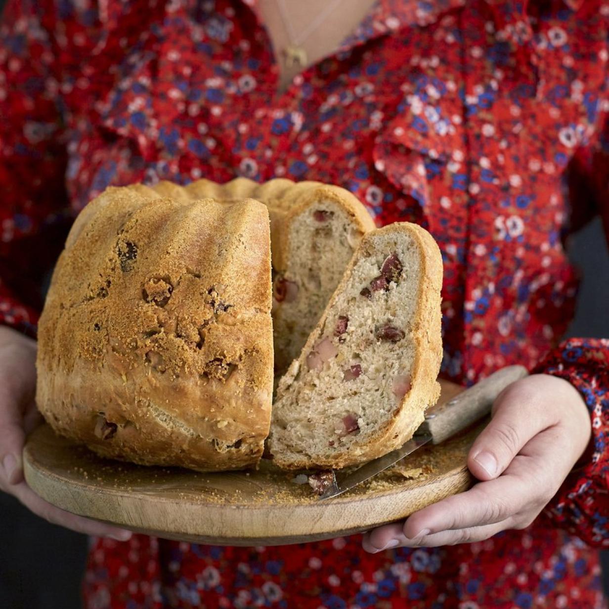 Herzhafter Guglhupf mit Speck und Walnüssen