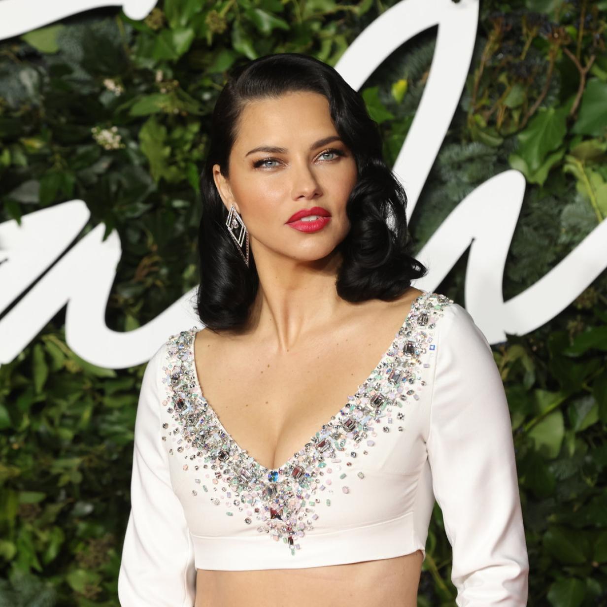 Sixpack trotz Babybauch: Adriana Lima hochschwanger am Laufsteg