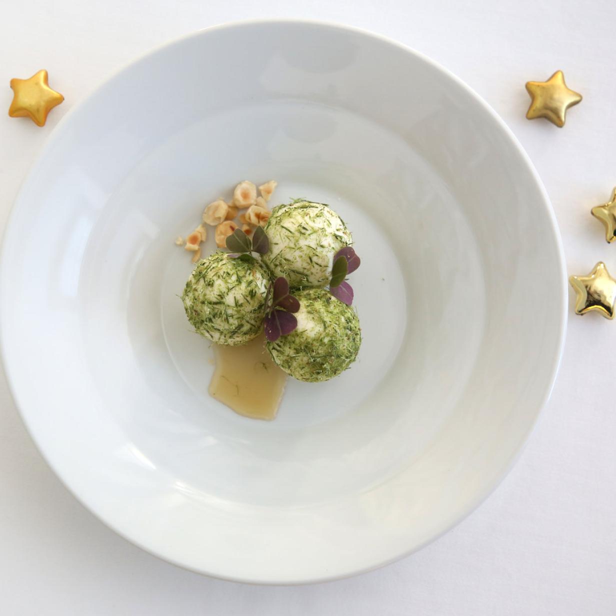 Joghurtmousse im Fichtenstaub aus dem Gasthaus zur Palme Joghurtmousse im Fichtenstaub aus dem Gasthaus zur Palme