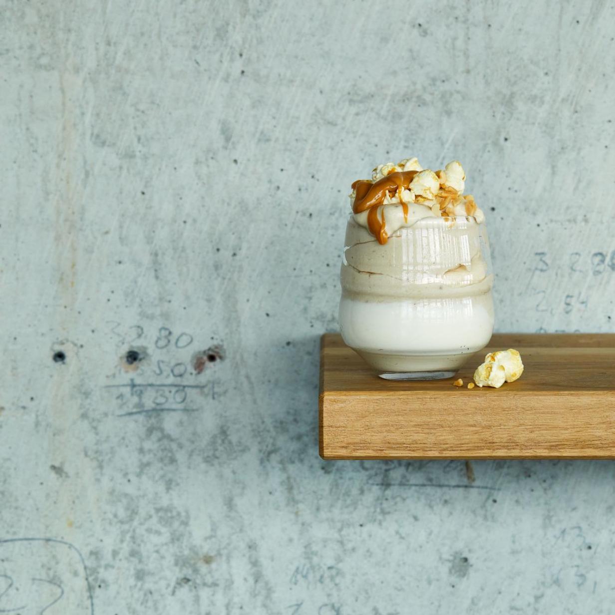 Banana Nicecream mit Karamellsauce