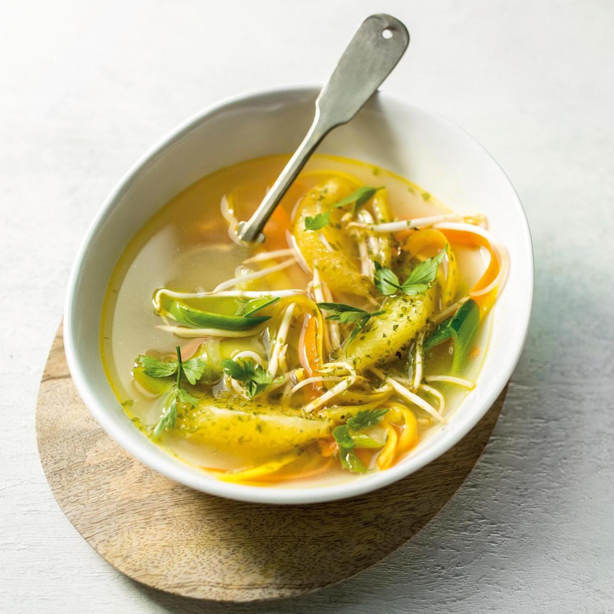Klare Misosuppe mit Orange, Gelber Bete und Nori-Algen