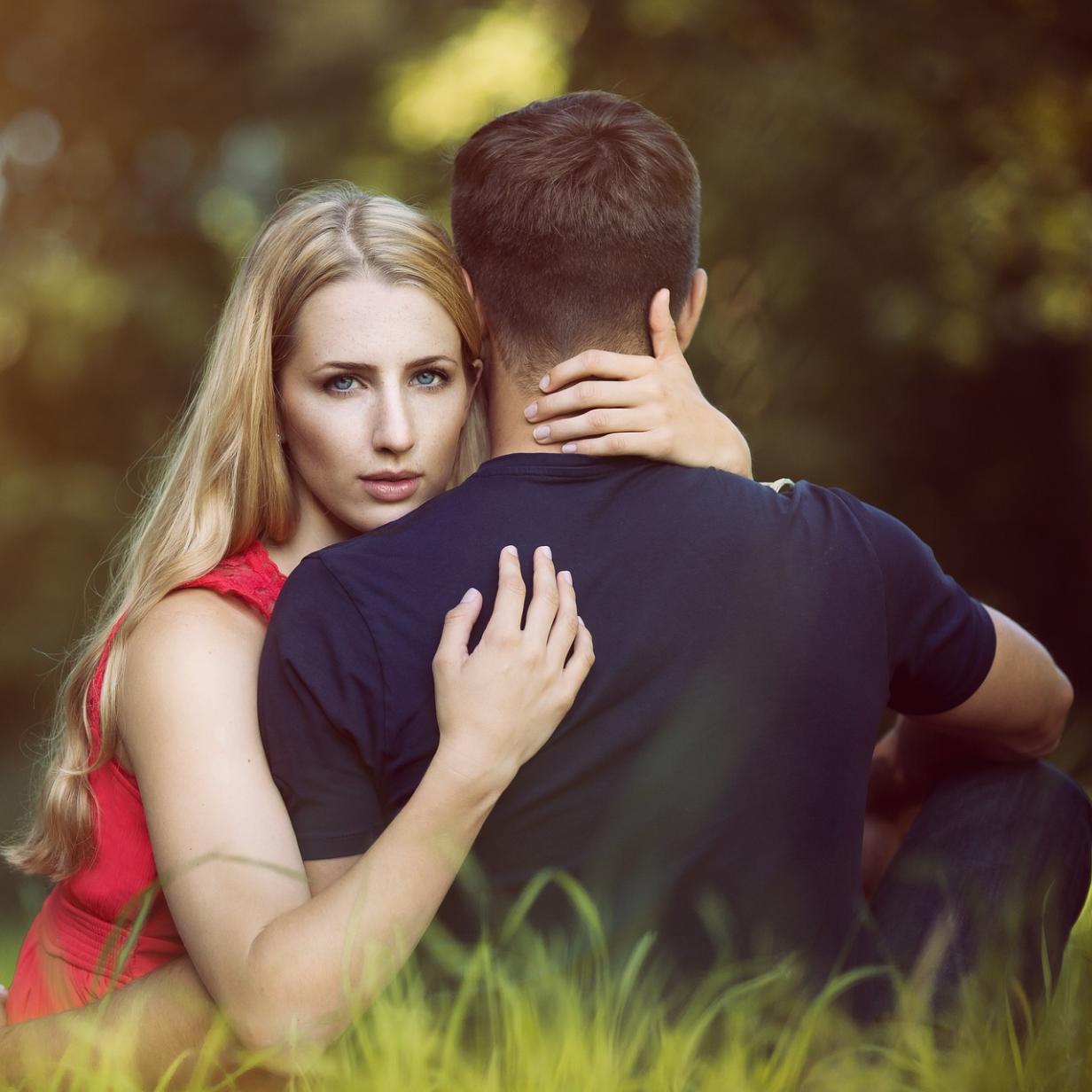 Мужчина поддерживает. Ребенка любят независимо от пола. Объятия мужчины. Забота мужчины о женщине. Объятия.