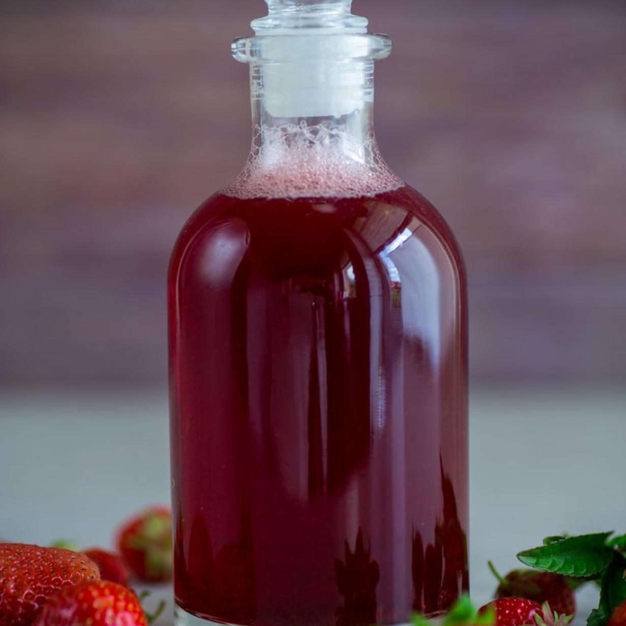 Herrlich erfrischend für den Sommer: Erdbeersirup