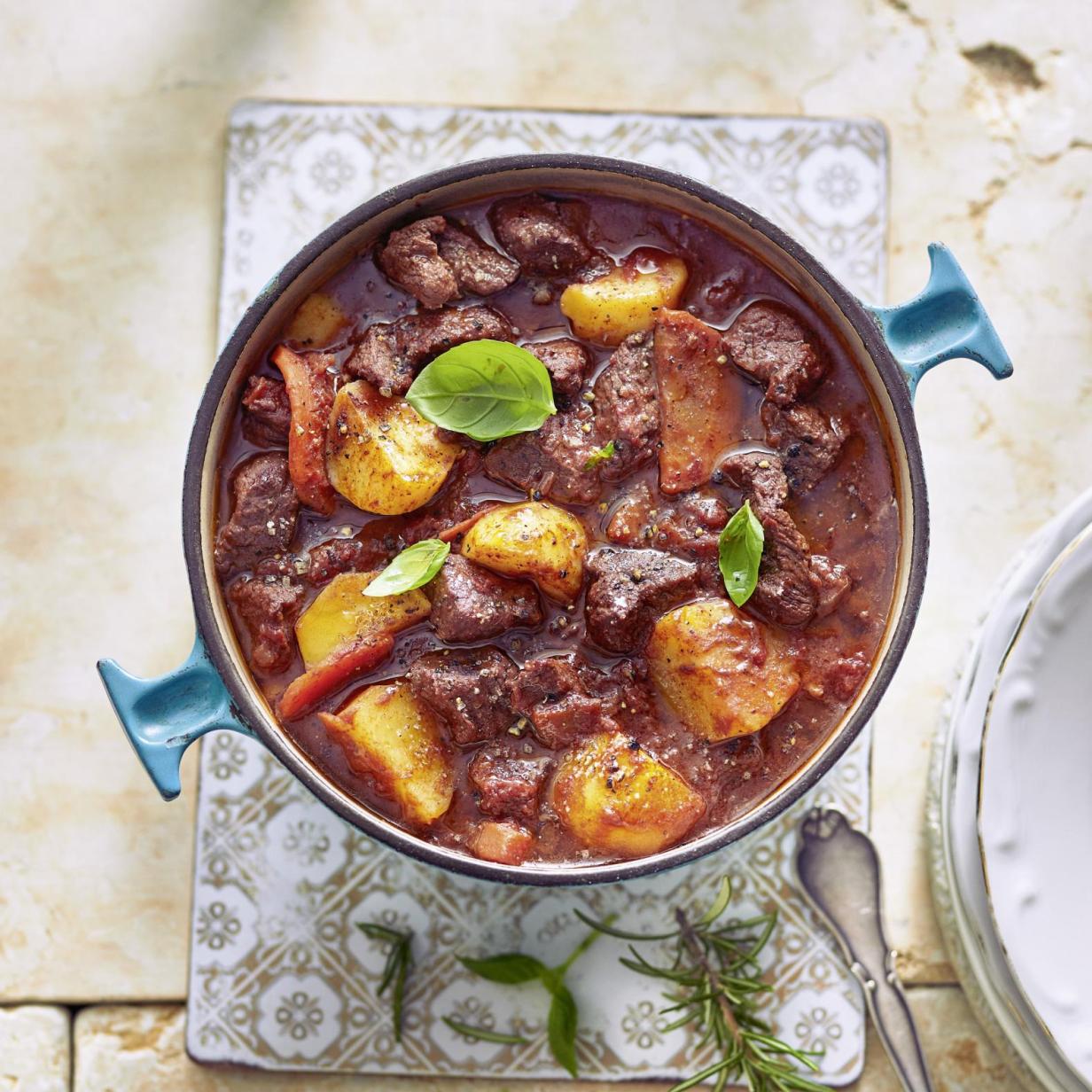 Italienisches Rezept: Scharfer Eintopf mit Fleisch und Kartoffeln