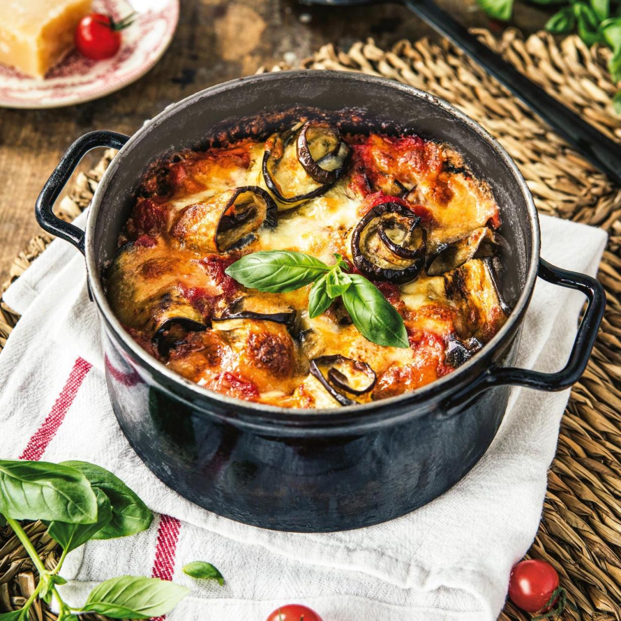 Italienisches Rezept: Gefüllte Auberginenröllchen mit Tomatensauce