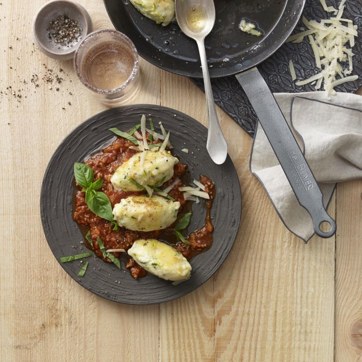 Herzhaft pikant: Zucchini-Topfennockerl mit Sauce