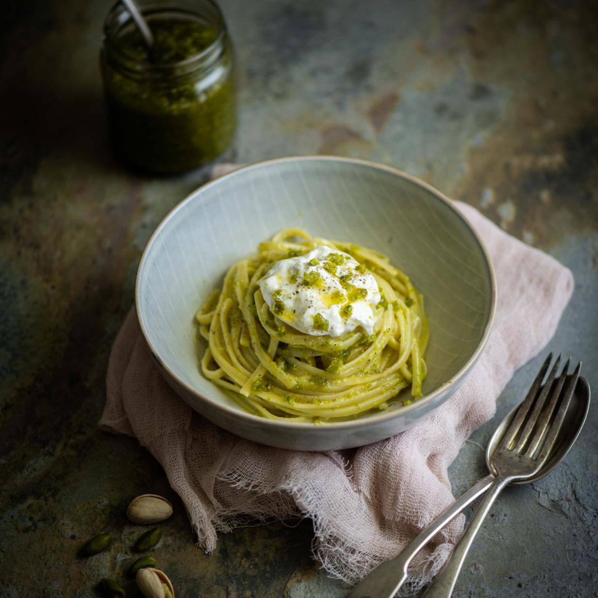 Nur 5 Zutaten: Pasta mit Pistazien-Pesto und Burrata