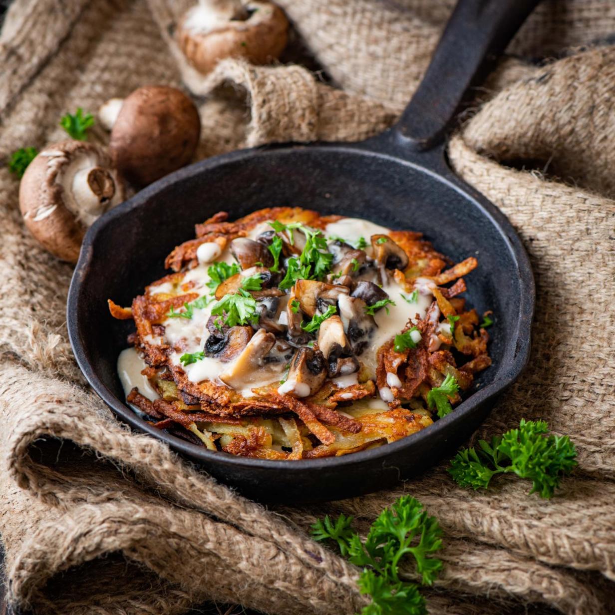 Röstipfanne mit Pilzrahmsauce: Hausmannskost für die Familie
