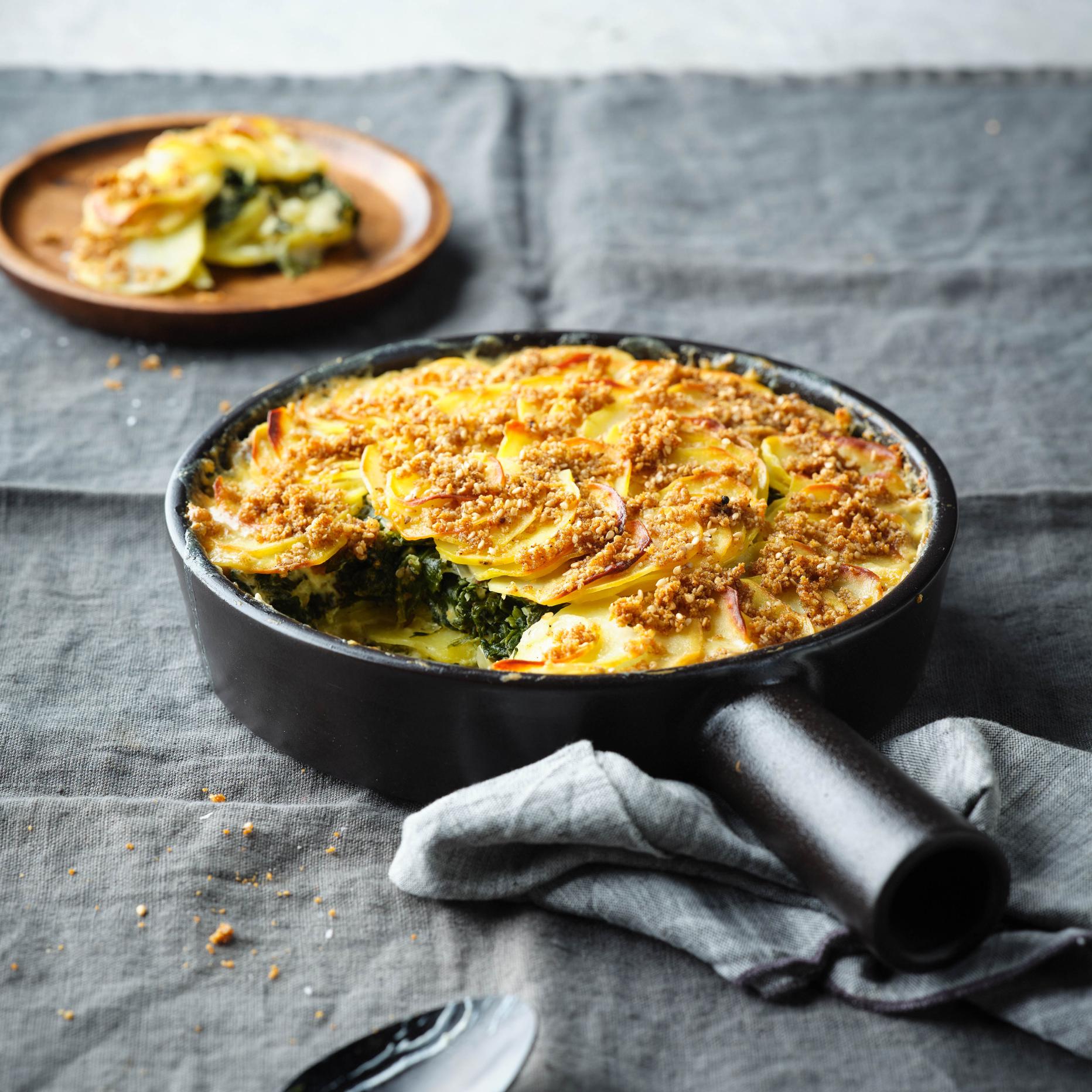 Veganes Kartoffel-Spinat-Gratin mit Sesamknusper