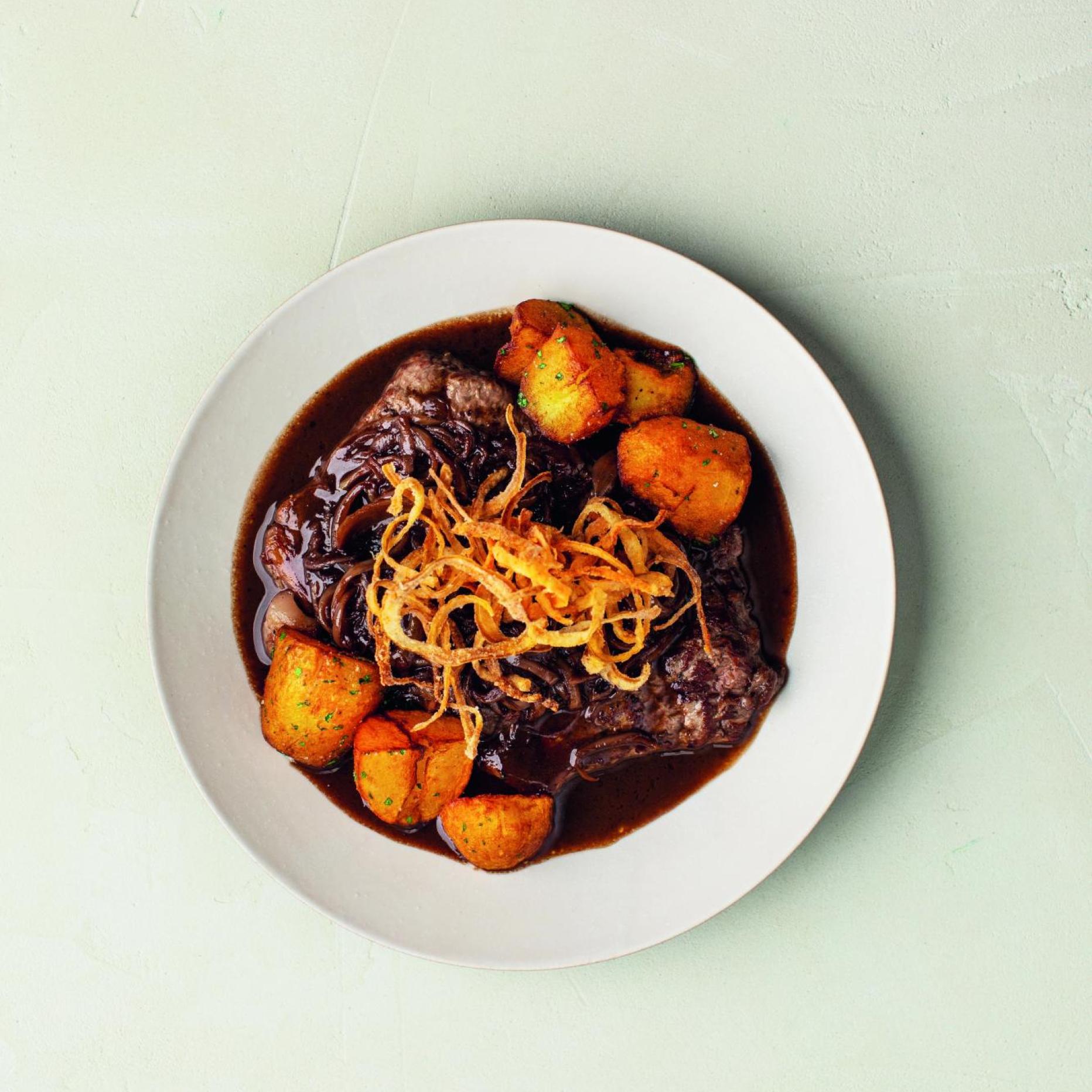 Zwiebelrostbraten mit Zwiebelringen und frittierten Erdäpfeln von Toni ... Zwiebelrostbraten mit Zwiebelringen und frittierten Erdäpfeln von Toni ...