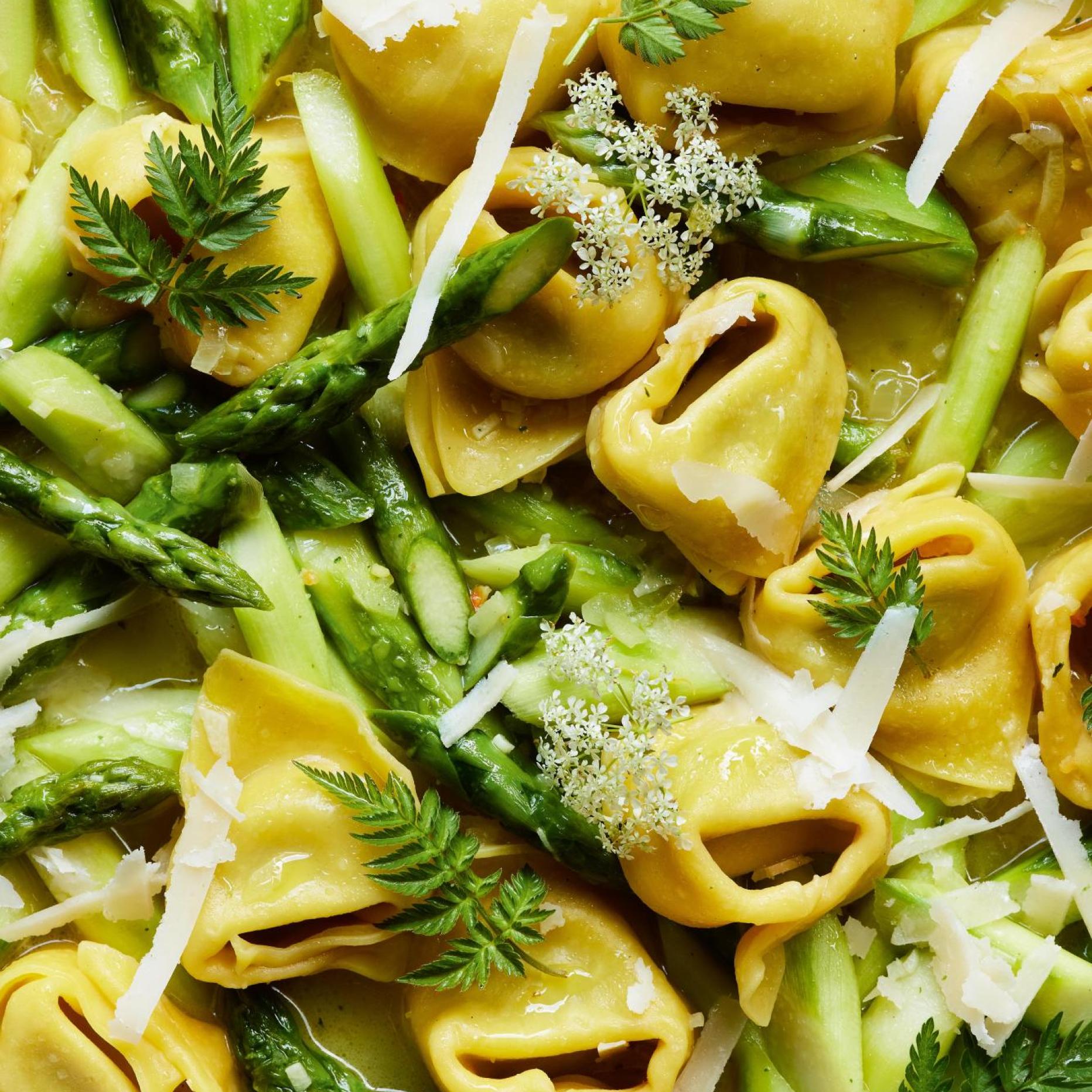 Blitzschnelles Rezept: Tortellini mit grünem Spargel in Zitronenbutter