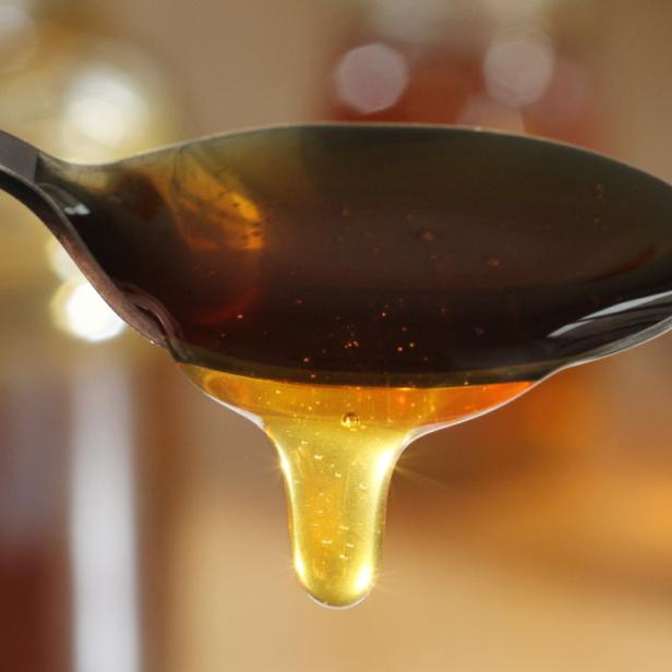 Honig ist gesünder als Zucker. Behaupten unter anderem immer wieder die Honigbienen und ihre Öffentlichkeitsarbeiter. Doch Honig sorgt genauso für Karies und hat auch nicht weniger Energie.