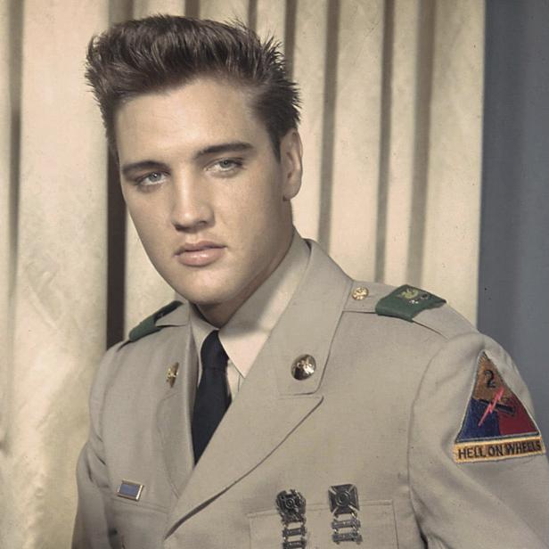 Elvis Presley hatte einen Zwillingsbruder namens Garon, der tot zur Welt kam. Seinen zweiten Vornamen Aaron (laut Geburtsurkunde Aron) bekam Elvis zum Gedenken an ihn.