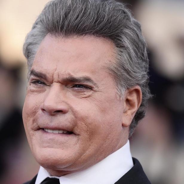 Viele seiner Kollegen mussten  mehrmals  hinsehen, bevor sie  Hollywood-Altstar Ray Liotta (61) am roten Teppich der SAG Awards erkannten. Der Parade-Bösewicht in Filmen wie „Good Fellas“ hat keine Falten mehr aufzuweisen, seine charakteristischen Gesichtszüge sind mit den Sitzungen beim Beauty-Doc aber auch mit verschwunden. 