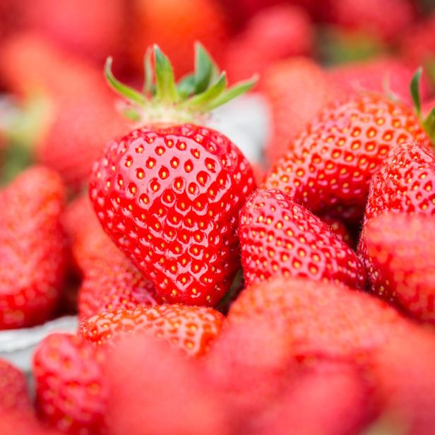 ERDBEEREN Da Erdbeeren nur zwei bis drei Tage im Kühlschrank halten, sind sie Kandidaten zum Einfrieren. Damit sie die Form behalten, müssen sie auf einem Tablett platziert und kurz angefroren werden, danach können Sie in ein Sackerl gegeben werden.