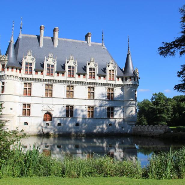Das Schloss Azay-le-Rideau spiegelt sich im Wassergraben.