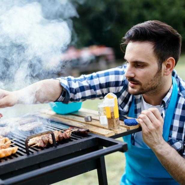 Mann beim Grillen