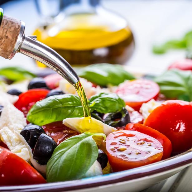 Caprese-Salat mit Olivenöl ist ein mediterranes Essen. Man sollte nur gutes Olivenöl verwenden