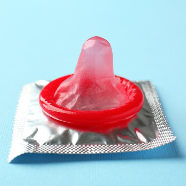 Kondome schützen vor der Ansteckung mit sexuell übertragbaren Infektionen und ungewollten Schwangerschaften.