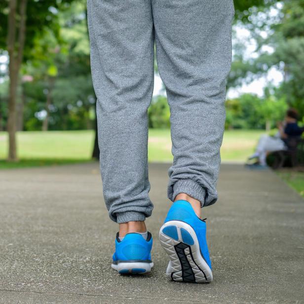 Japanese Walking Untrainierte profitieren vom "Japanese Walking": Der Kalorienverbrauch ist höher und schneller als beim normalen Gehen.